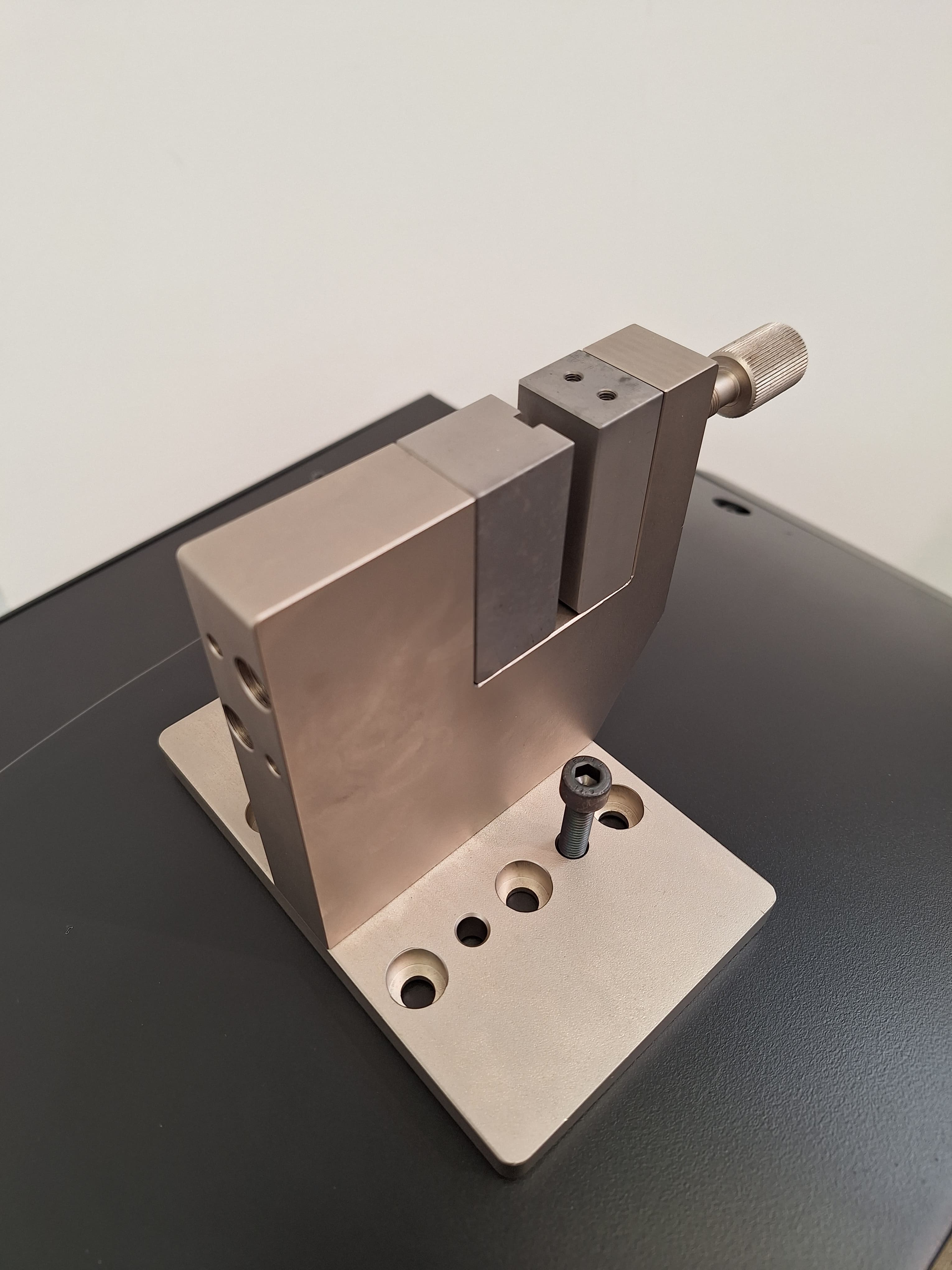 HYTT_ plastique_Support IZOD.jpg